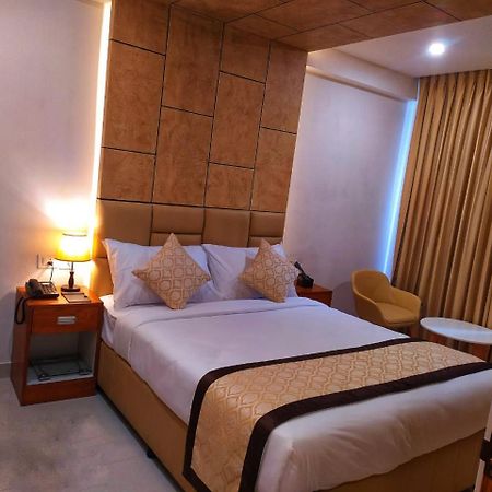 Royal Residency Hotel Kannangad Buitenkant foto