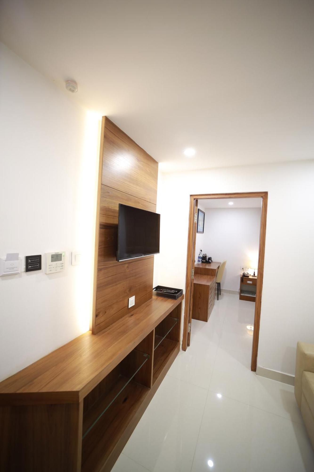 Royal Residency Hotel Kannangad Buitenkant foto