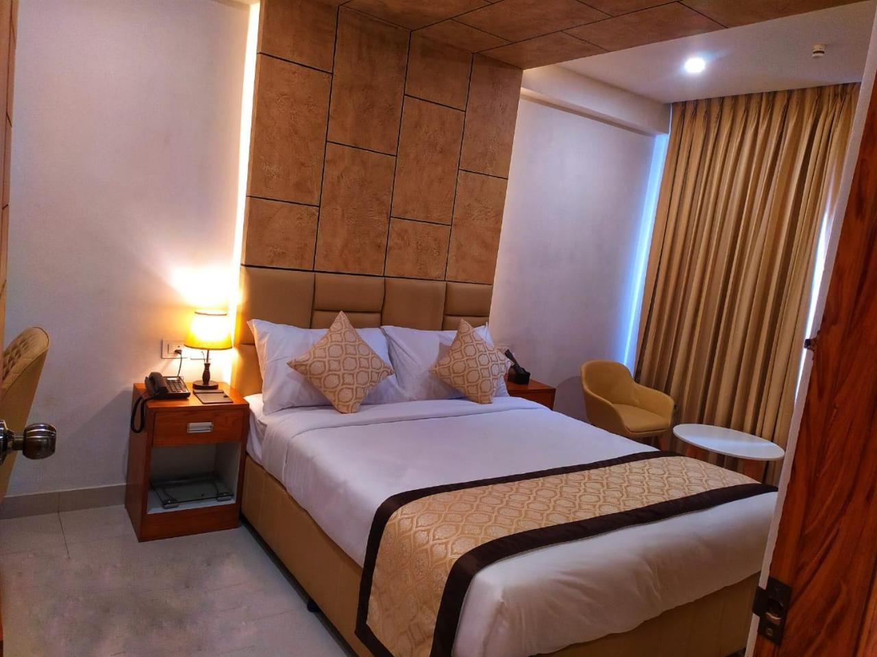 Royal Residency Hotel Kannangad Buitenkant foto