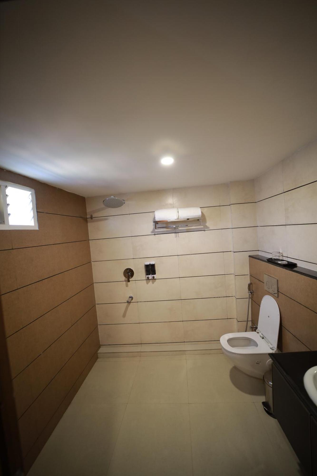 Royal Residency Hotel Kannangad Buitenkant foto