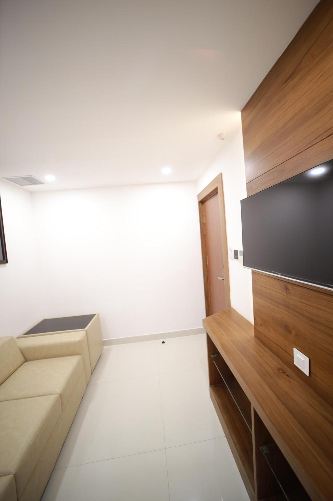 Royal Residency Hotel Kannangad Buitenkant foto