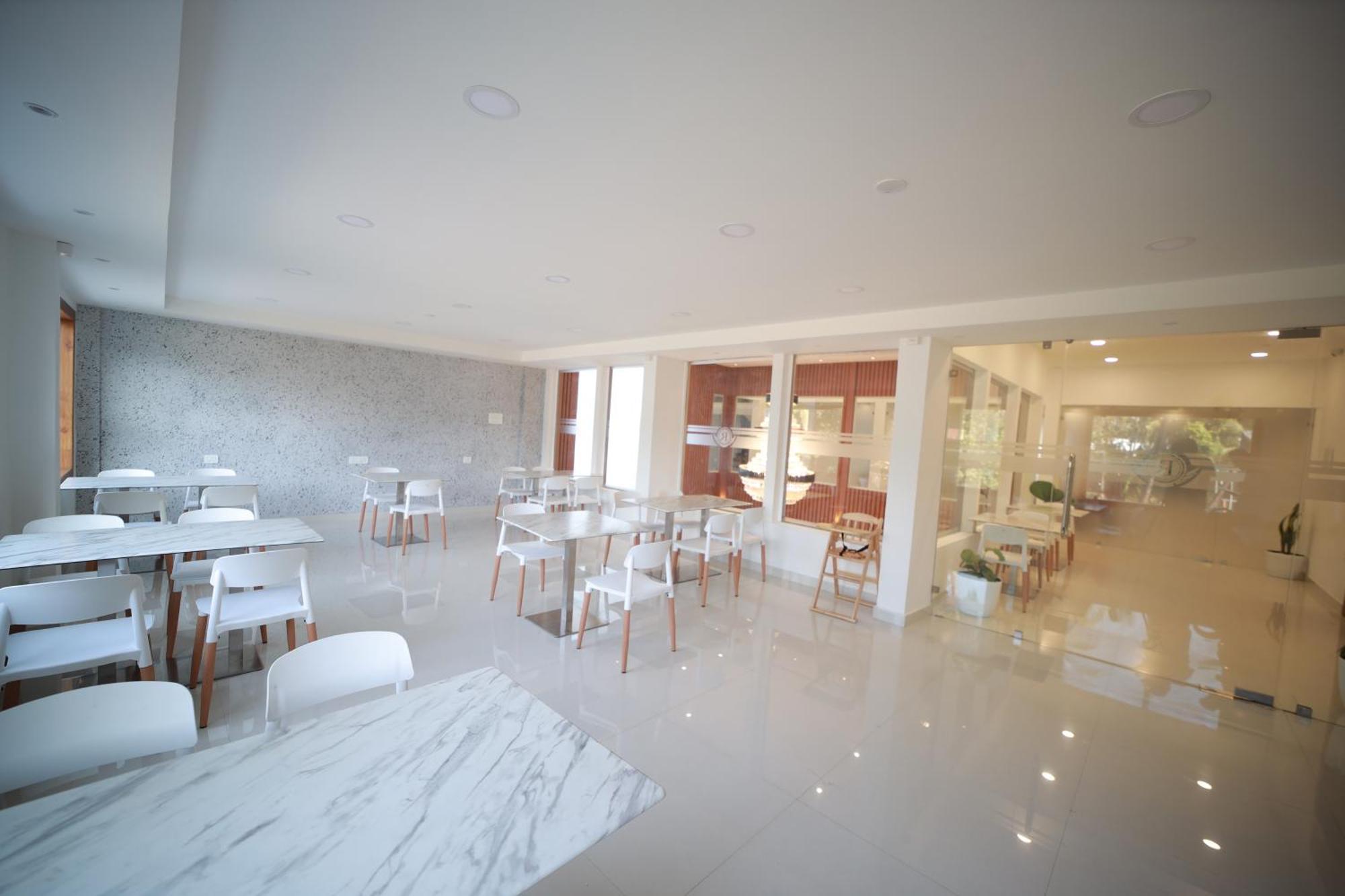 Royal Residency Hotel Kannangad Buitenkant foto