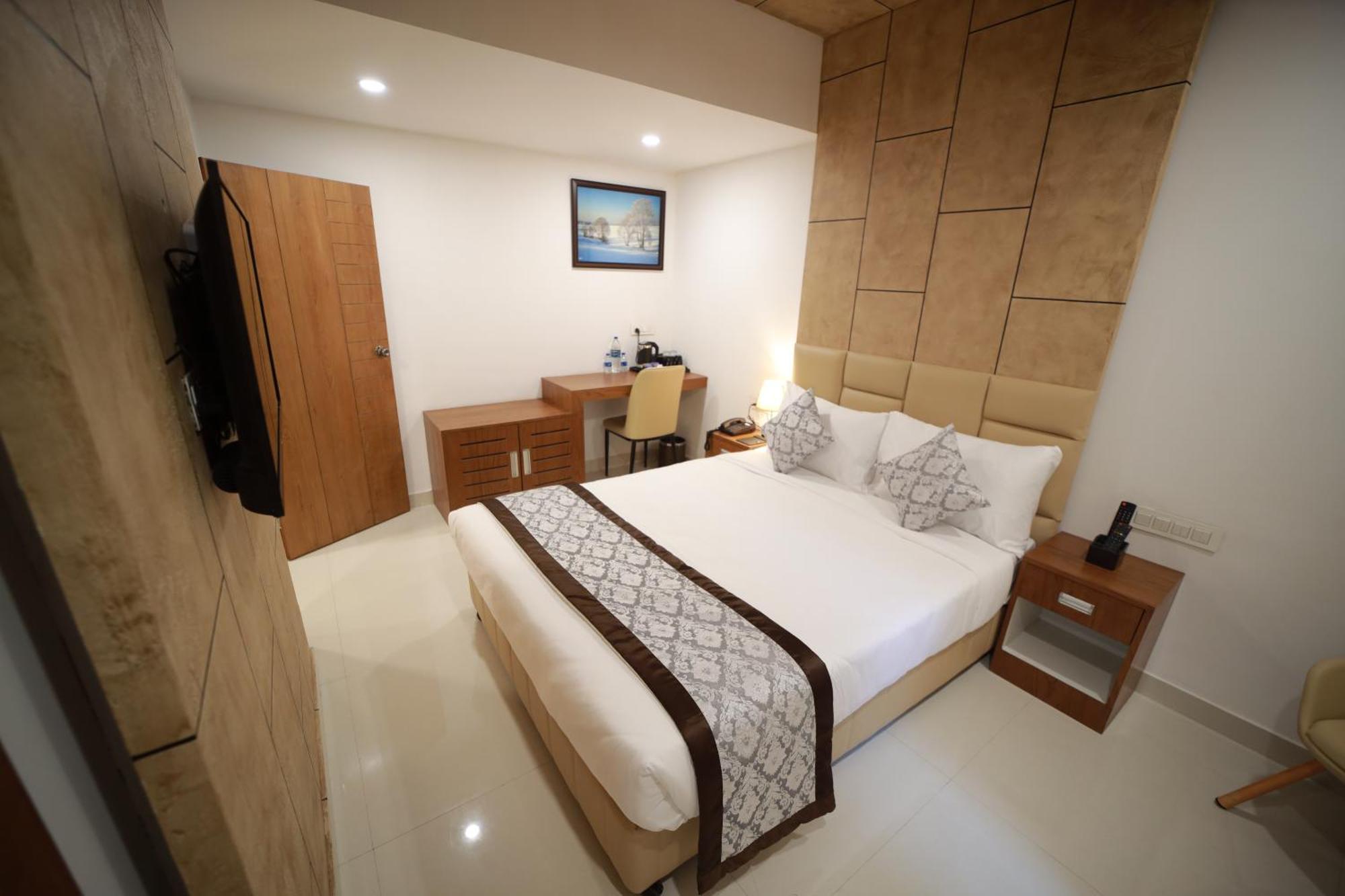 Royal Residency Hotel Kannangad Buitenkant foto