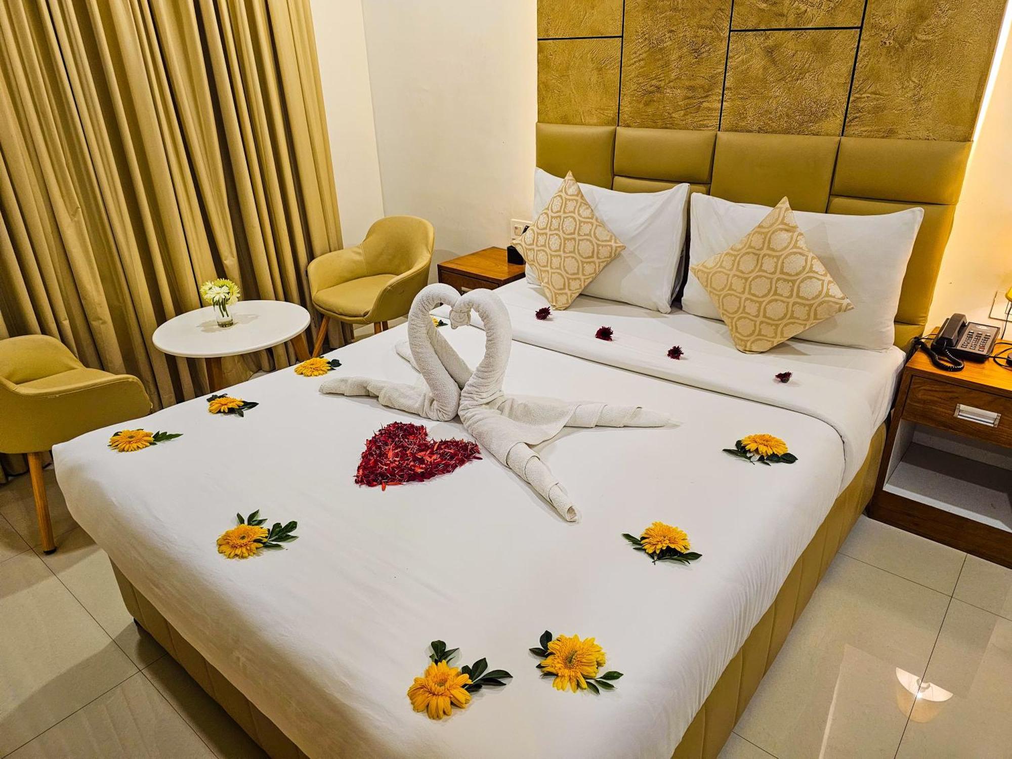 Royal Residency Hotel Kannangad Buitenkant foto