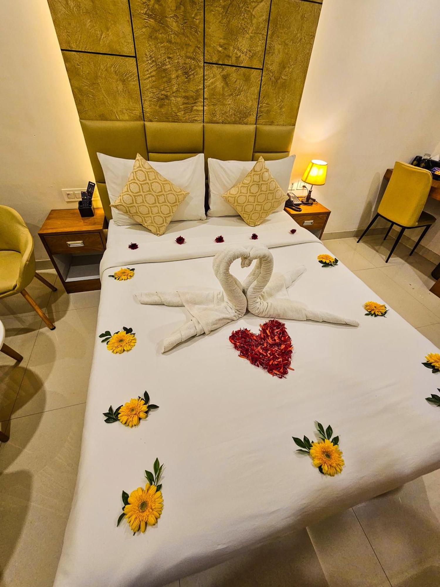 Royal Residency Hotel Kannangad Buitenkant foto